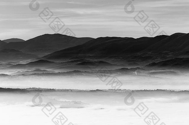 雾填充谷Umbria意大利层山山