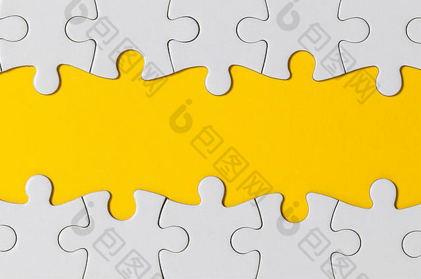 白色拼图谜题块黄色的<strong>背景</strong>业务解决方案概念