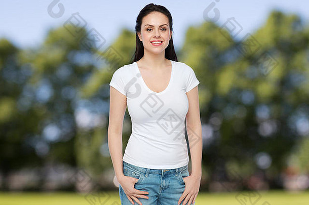 快乐年轻的女人十几岁的女孩白色t恤