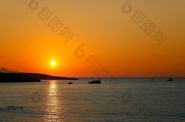 日落海流浪汉类型拖网渔船商业钓鱼船通过前面太阳晚上钓鱼福西亚伊斯梅尔