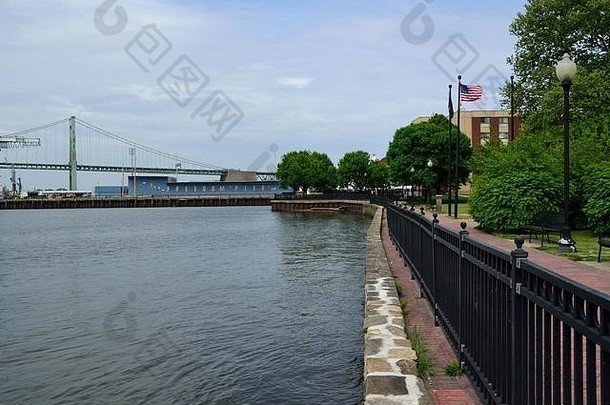 河畔公园特拉华州河格洛斯特城市泽西岛美国沃特惠特曼桥背景十字架费城宾西法尼亚