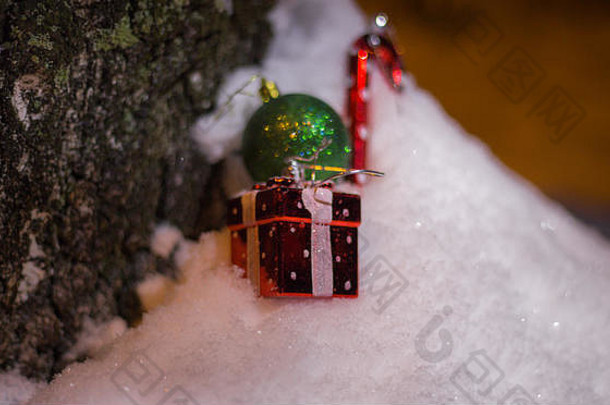 圣诞节装饰冷杉树雪花温和的光礼物冷杉树圣诞老人老人
