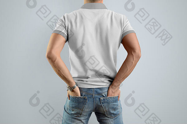 运动年轻的男人。空白马球衬衫蓝色的牛仔裤孤立的灰色的背景视图回来手口袋里模型