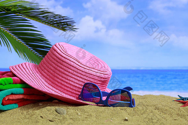 夏天假期概念太阳镜他桑迪海滩复制空间