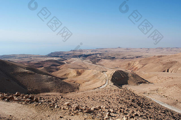 约旦沙漠景观路死海盐海盐湖有边的约旦东以色列巴勒斯坦西