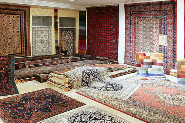 阿拉伯语地毯商店展览色彩斑斓的地毯博览会房间