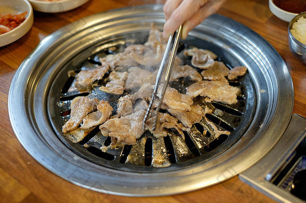 朝鲜文烧烤烤猪肉牛肉烹饪