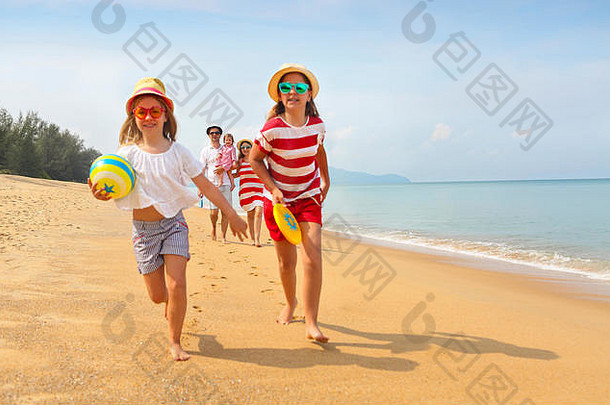 快乐年轻的家庭有趣的海滩运行跳