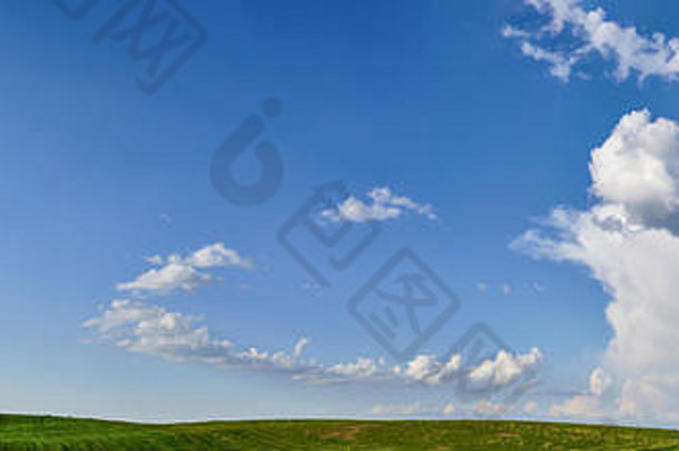 蓝色的天空云简单的绿色场全景景观背景