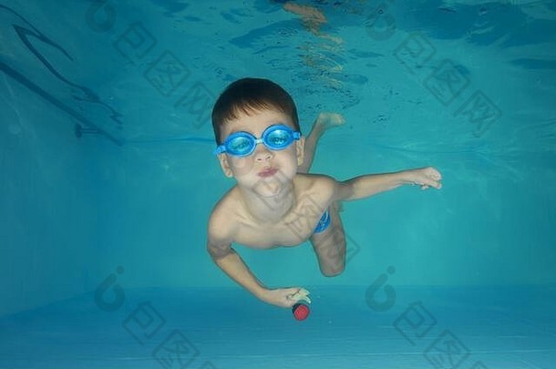 男孩护目镜戏剧水下游泳池