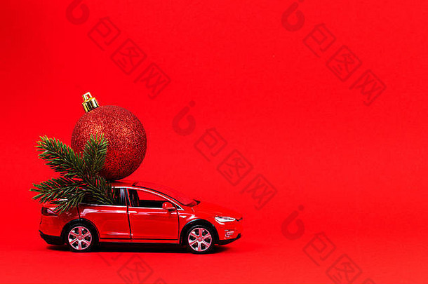 圣诞节背景红色的玩具车圣诞节树冷杉分支装饰小玩意球红色的背景