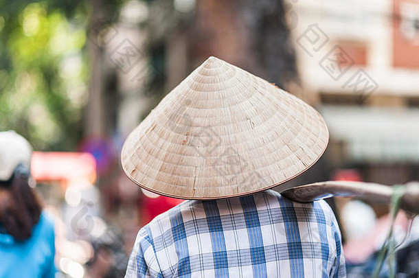 女人穿传统的编织大米他街道河内越南