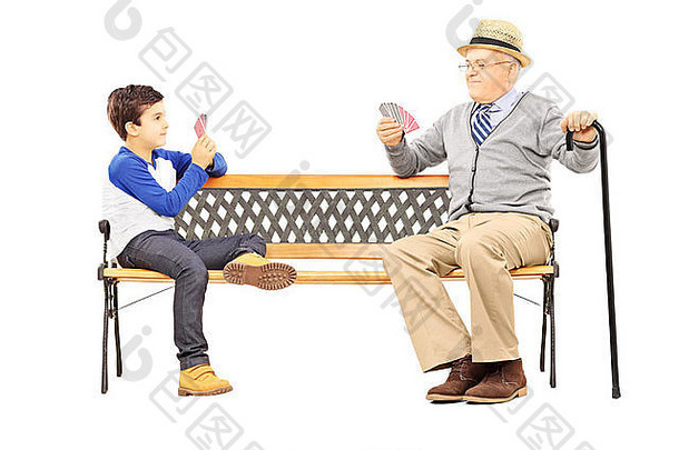 祖父玩卡片侄子坐着板凳上