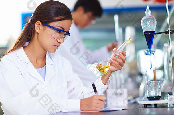 女中国人实验室科学家工作实验室测试管