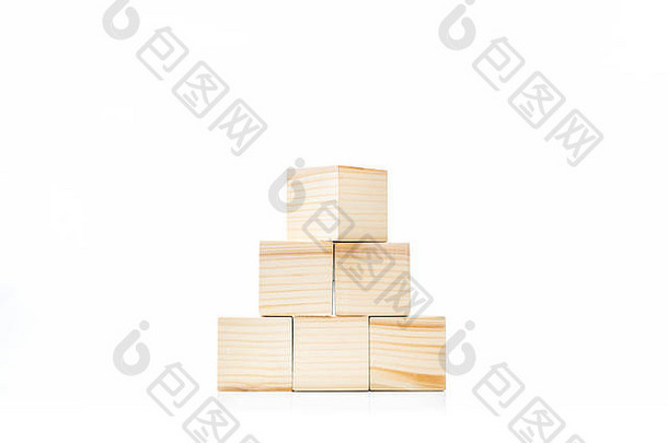 木块玩具金字塔形状孤立的白色背景