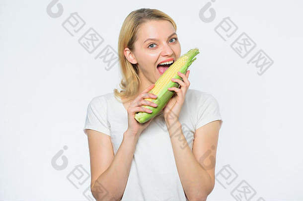 农业农民女孩玉米农业培养玉米作物维生素节食食物健康的牙齿饥饿快乐女人吃玉米蔬菜收获早餐冠军