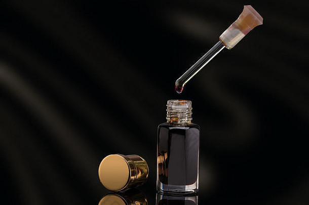 香传统的阿拉伯香味石油玻璃Jar黑色的背景