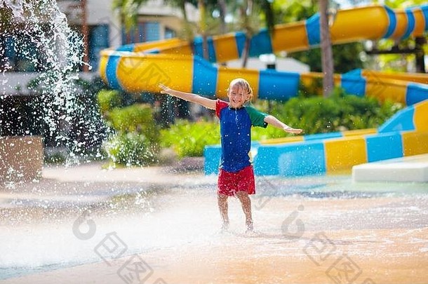 孩子玩提示桶水公园孩子们玩飞溅转储桶家庭有趣的娱乐中心热夏天一天太阳保护