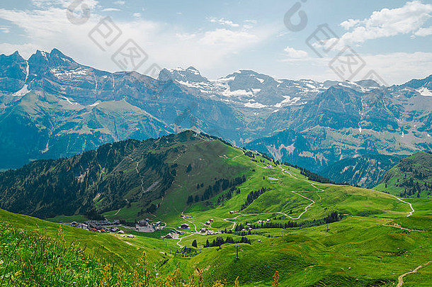 风景优美的视图瑞士阿尔卑斯山脉门太阳地区旅游