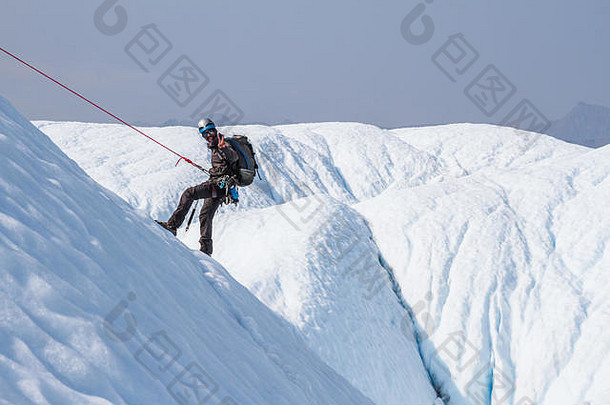 冰登山者降低了坡冰红色的攀爬绳子奴斯冰川阿拉斯加