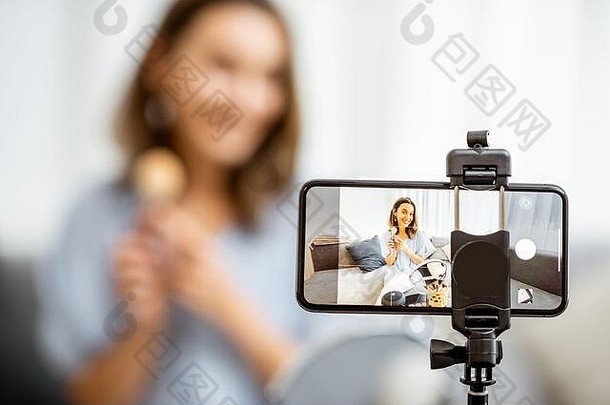 年轻的女人记录聪明的电话视频博客化妆品显示展示化妆特写镜头电话影响者市场营销社会媒体概念