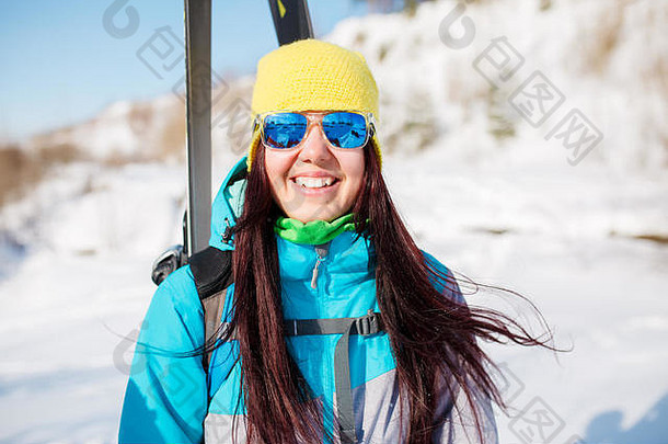 肖像体育女孩滑雪板棒冬天