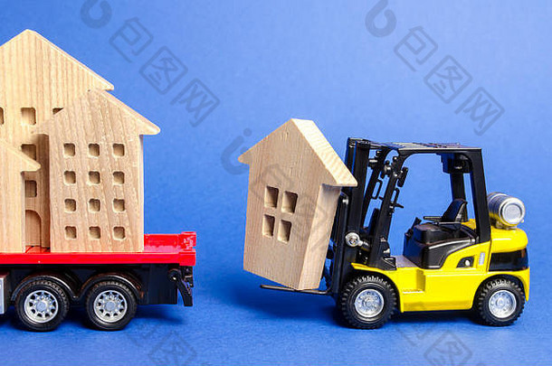 黄色的叉车加载木数字房子卡车概念运输货物航运移动<strong>公司</strong>建设保持