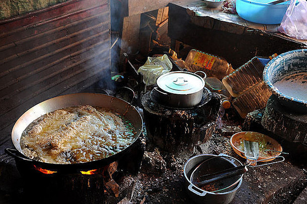 食物烹饪你单色市场摊位mondulkiri省东部柬埔寨