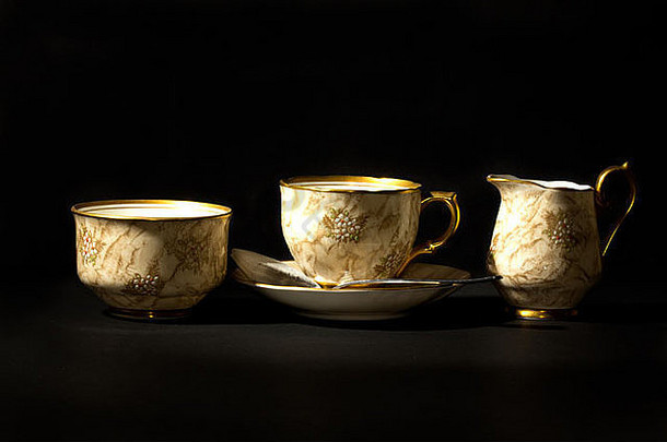 优雅的茶杯飞碟牛奶壶糖碗勺子茶袋