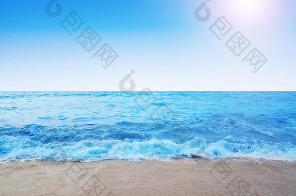 阳光明媚的海滩蓝色的海洋清晰的天空