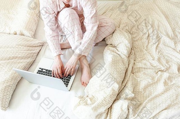移动办公室首页年轻的女人睡衣坐着床上首页工作移动PC电脑生活方式女孩研究在室内自由业务检疫概念
