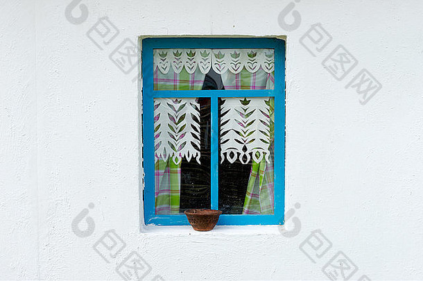 白色墙国家农民房子蓝色的窗口陶器盆地窗口窗台上建筑竖立