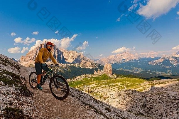 视图骑自行车的人骑山自行车单小道白云石山脉五托里南蒂罗尔意大利