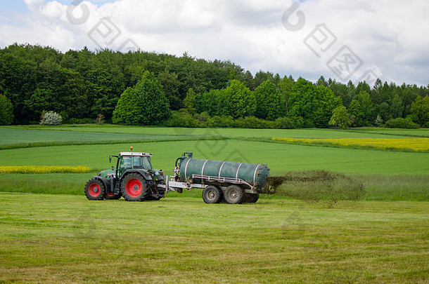 拖拉机喷涂肥料作物场