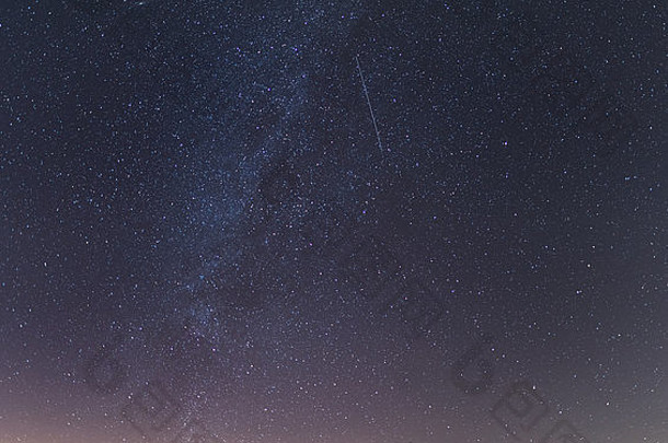 乳白色的布满星星的天空高阿尔卑斯山脉风景优美的山景观仙女座星系上左通过