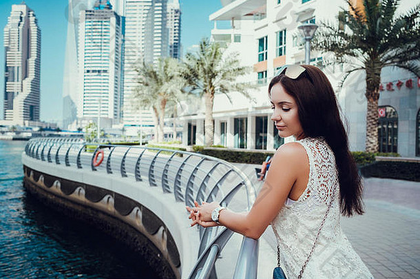 快乐美丽的认不出来旅游女人时尚夏天白色衣服享受迪拜玛丽娜曼联阿拉伯阿联酋航空公司奢侈品comfortabl