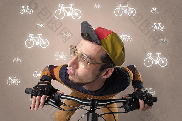 年轻的荒谬的骑摩托车的人行画自行车背景