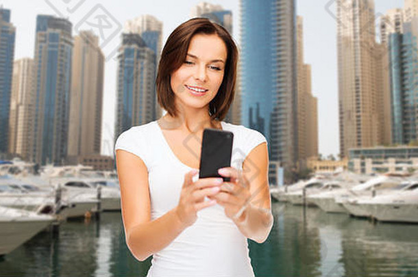 女人采取自拍智能手机迪拜城市