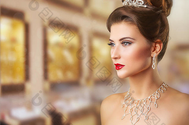 肖像美丽的女人化妆优雅的发型背景珠宝商店