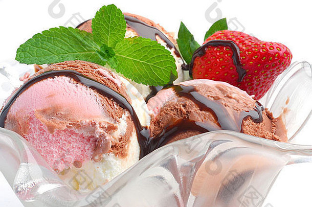 新鲜的冰奶油服务草莓巧克力工作室孤立的白色背景