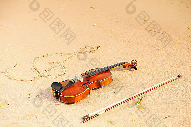 小提琴字符串三冠王谱号形状桑迪海滩爱音乐概念