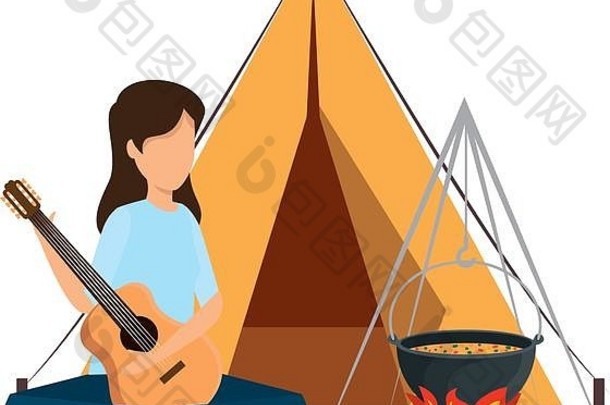 年轻的女人玩吉他野营帐篷篝火