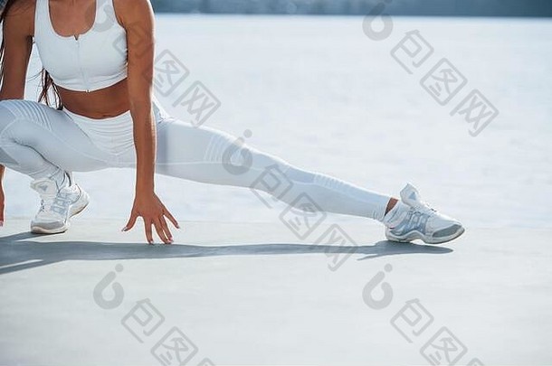 练习腿拍摄运动型女人健身湖白天