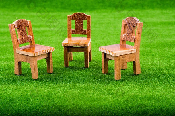 模型木椅子绿色假的草