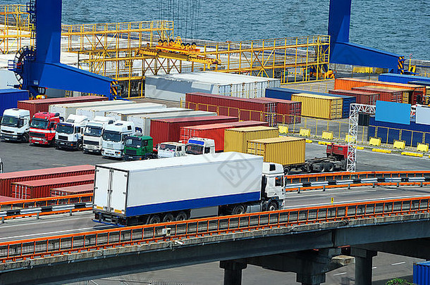 白色卡车运输容器港口