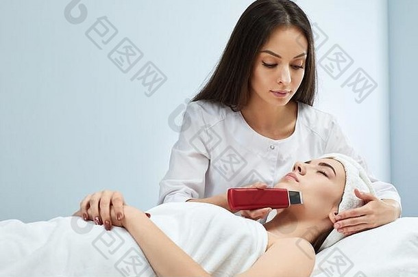 过程超声波清洗女人的脸面部剥超声波治疗