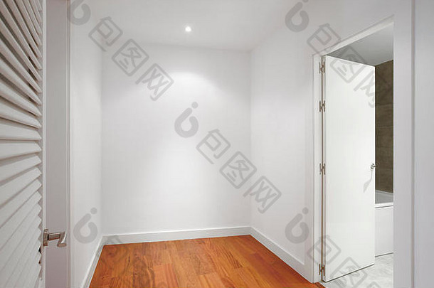 房子走廊白色墙木地板上水平格式