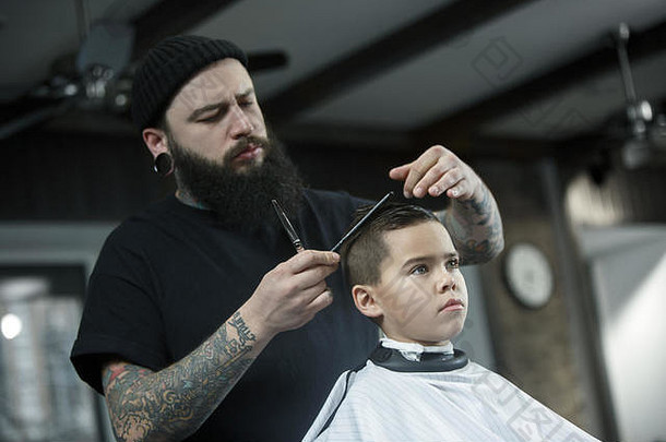 孩子们理发师切割男孩黑暗背景满足可爱的学龄前儿童男孩发型