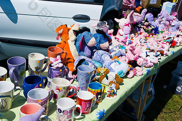 刺激山车引导出售摊位各种五彩缤纷的孩子们的杯子塞玩具