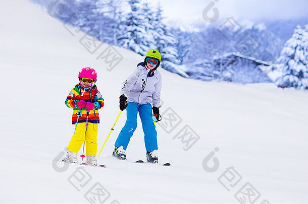 男孩女孩滑雪山蹒跚学步的孩子少年头盔护目镜波兰人滑雪比赛孩子们冬天体育运动